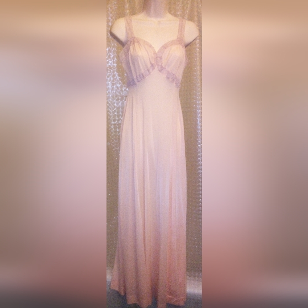 Beautiful Vintage Van Raalte Ladies Nightgown Size 32